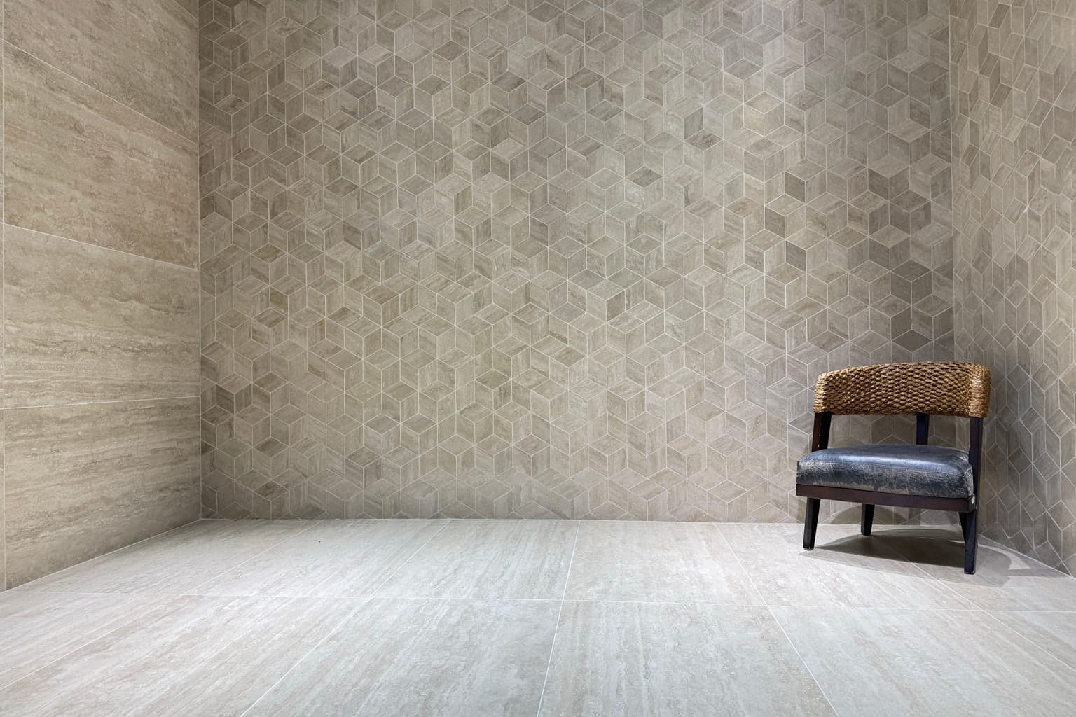 Luksuzni izložbeni salon sa zlatnom kadom i kamenim pločicama