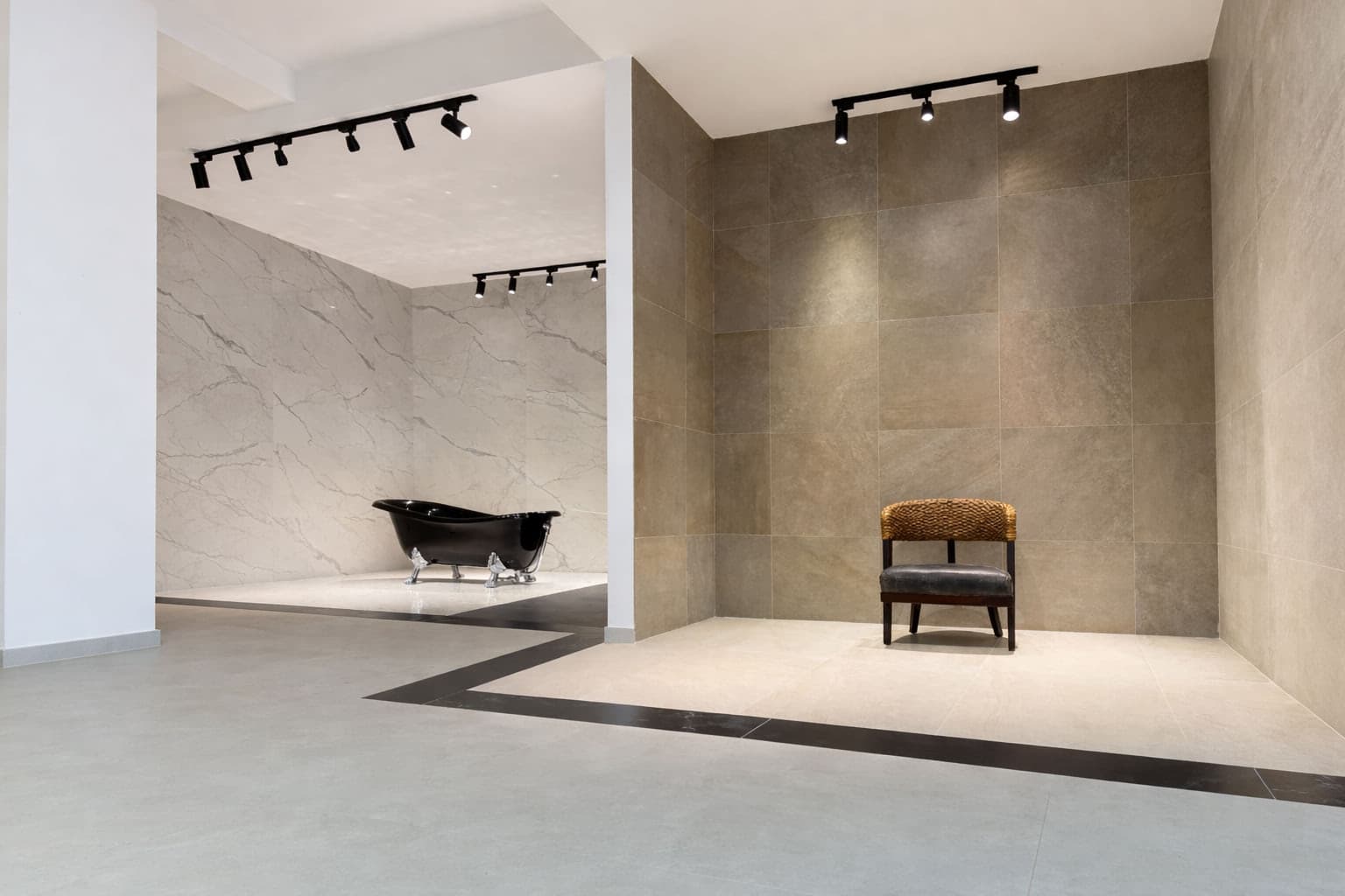 Izložbeni salon sa crnom kadom i mramornim pločicama